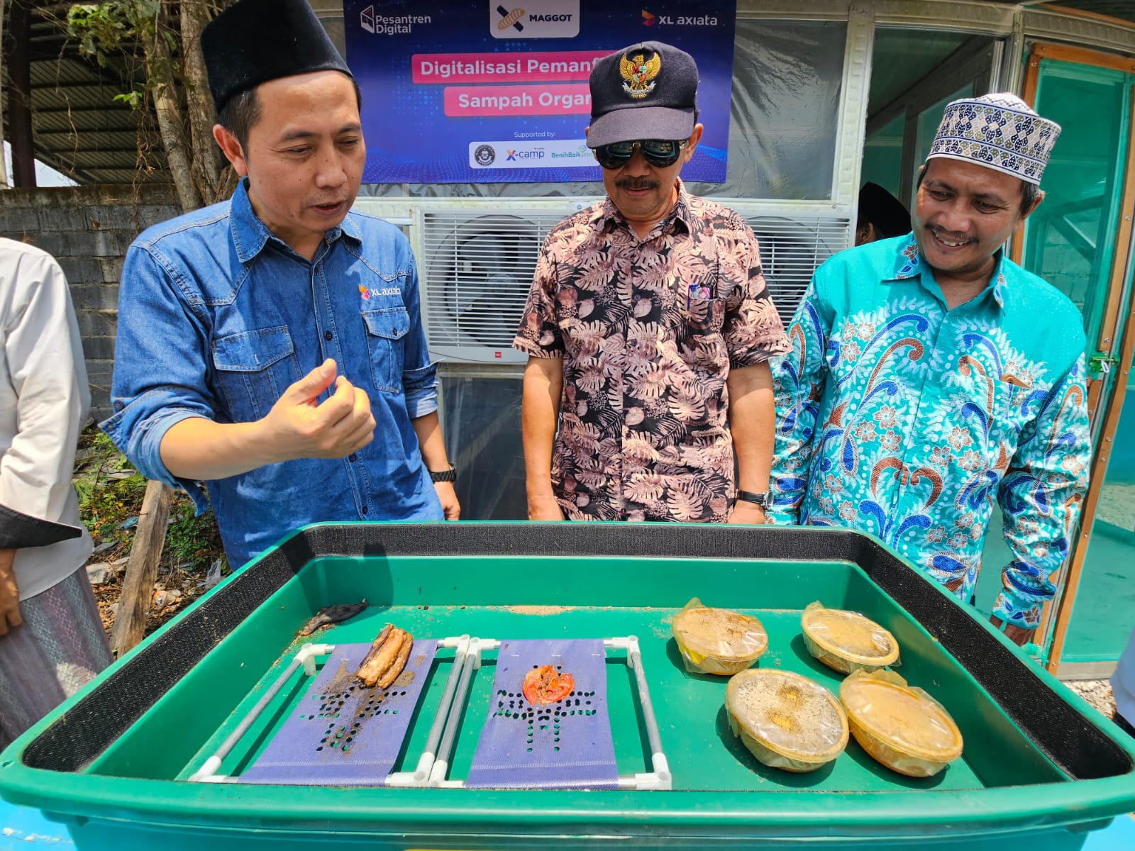 (ki-ka) Regional Group Head XL Axiata East Region, Dodik Ariyanto, Kepala Desa Pademonegoro, Kecamatan Sukodono Kabupaten Sidoarjo, Ispriyanto, dan Pengasuh Pondok Pesantren Madrasatul Quran At Tauhid, KH.Ahmad Hafidz Ayatulloh, M.HI melihat implementasi pemanfaatan solusi IoT untuk budidaya maggot di Pondok Pesantren Madrasatul Quran At Tauhid Sidoarjo, Kamis (21/12/2023).