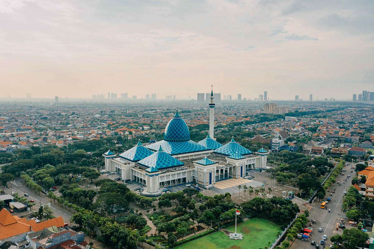 Masjid Agung Surabaya dengan menara dan view kota