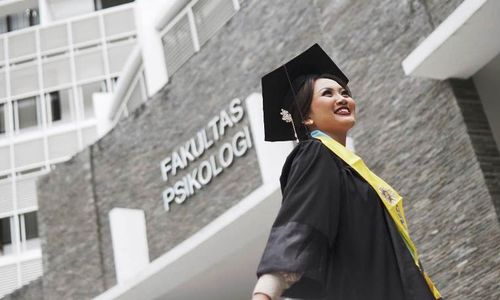 21122023-UGM gayuh wisudawan terbaik.jpeg
