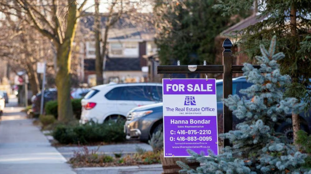 Tanda dijual dipajang di luar sebuah rumah di Toronto