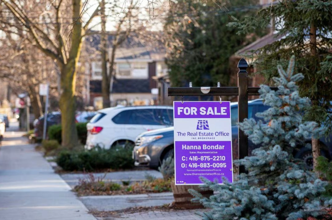 Tanda dijual dipajang di luar sebuah rumah di Toronto (Reuters/Carlos Osorio)