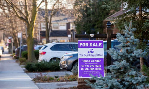 Tanda dijual dipajang di luar sebuah rumah di Toronto (Reuters/Carlos Osorio)