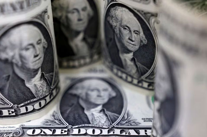Ilustrasi uang kertas Dolar AS (Reuters/Dado Ruvic)