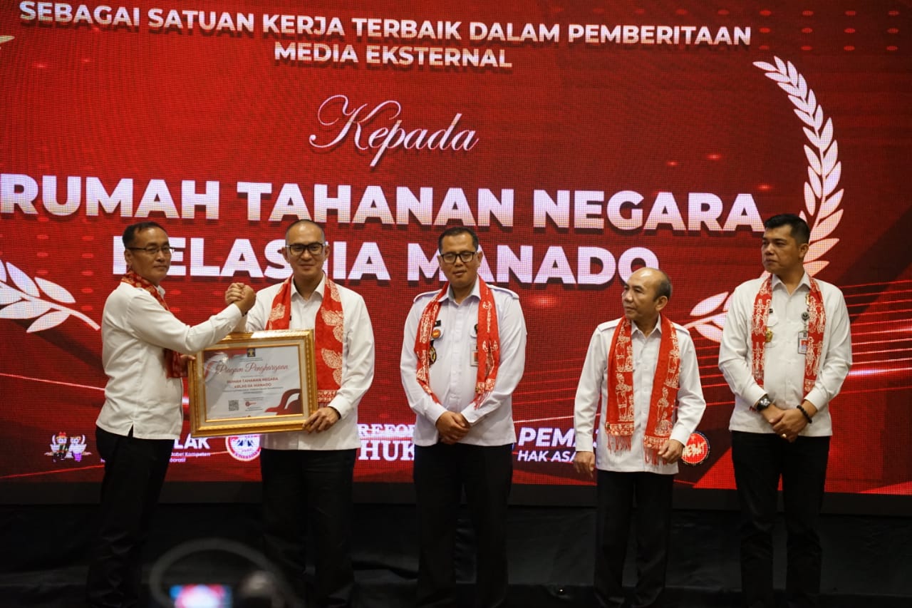 Kepala Rutan Kelas IIA Manado, Widodo menerima penghargaan dari Kepala Kanwil Kumham Sulawesi Utara. (Foto:Istimewa)