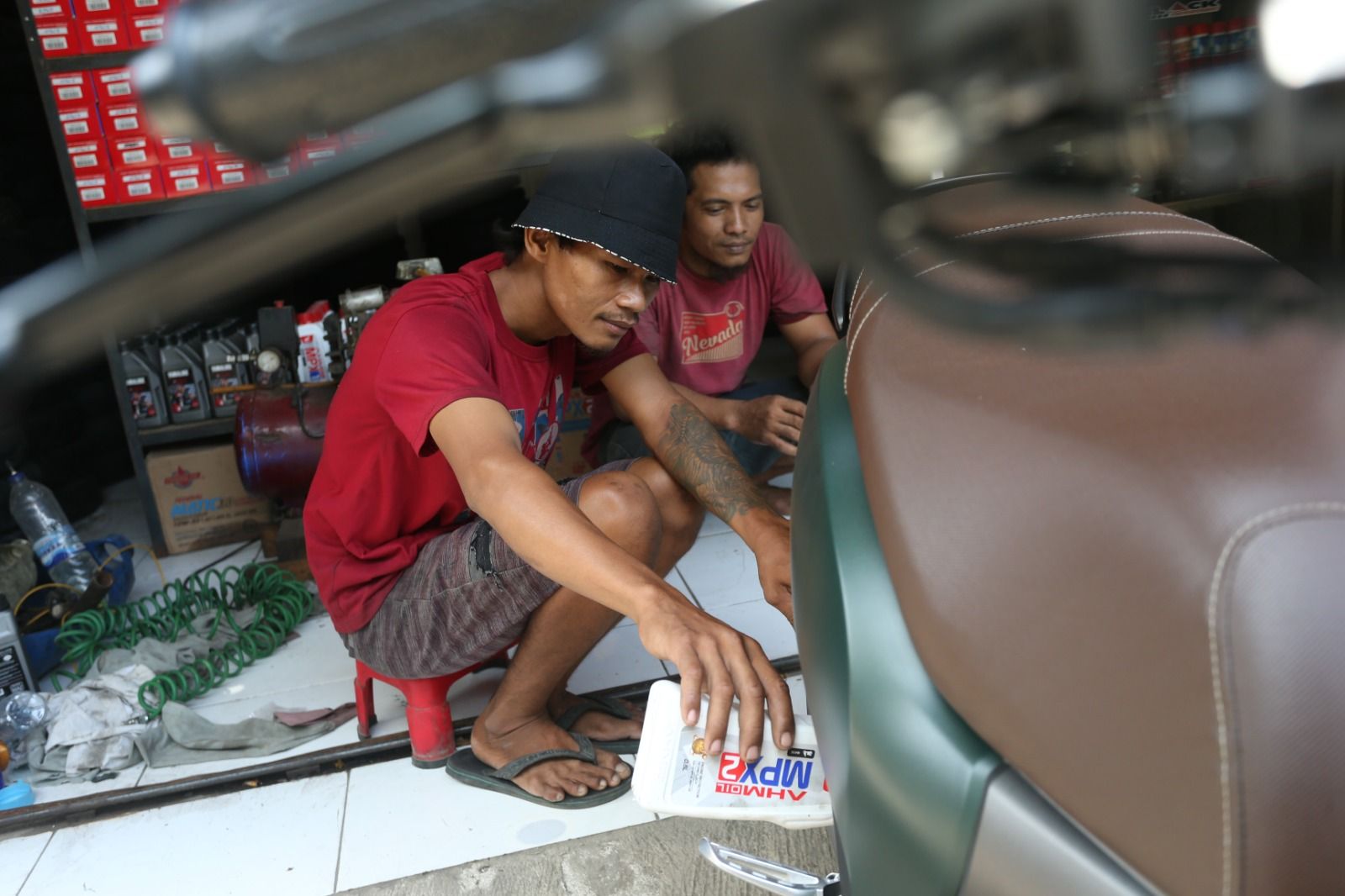 Karyawan Bengkel Motor Kamson sedang mengganti oli kendaraan salah seorang pelanggannya di daerah Paku Haji, Kabupaten Tangerang, Banten pada Kamis (21/12/2023).

Bengkel Motor Kamson merupakan salah satu unit usaha yang dipercaya untuk mendapatkan manfaat pendanaan dari platform Fintech Peer-to-Peer (P2P) Lending EasyCash. Melalui modal usaha yang didapatkanya dari EasyCash tersebut, kini Bengkel Motor Kamson telah berhasil membuka 4 cabang bengkel di wilayah Tangerang dengan mempekerjakan 1 karyawan di setiap cabangnya. Bengkel Motor Kamson mampu memperoleh omset kurang lebih mencapai Rp 30 juta per bulan dari ketiga cabang bengkelnya yang sudah berjalan lebih dulu.
