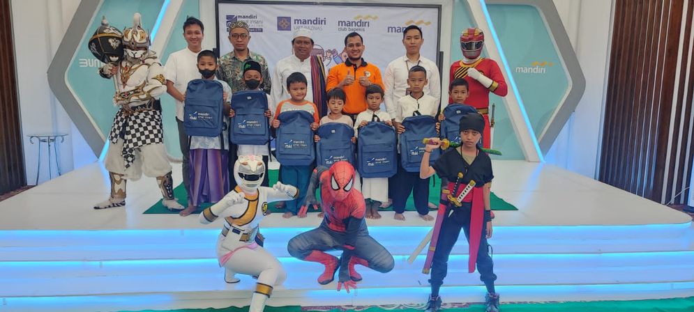 Khitanan massal Bank Mandiri Solo bersama Mandiri Amal Insani dan RS PKU Muhammadiyah Solo dihibur cosplay 