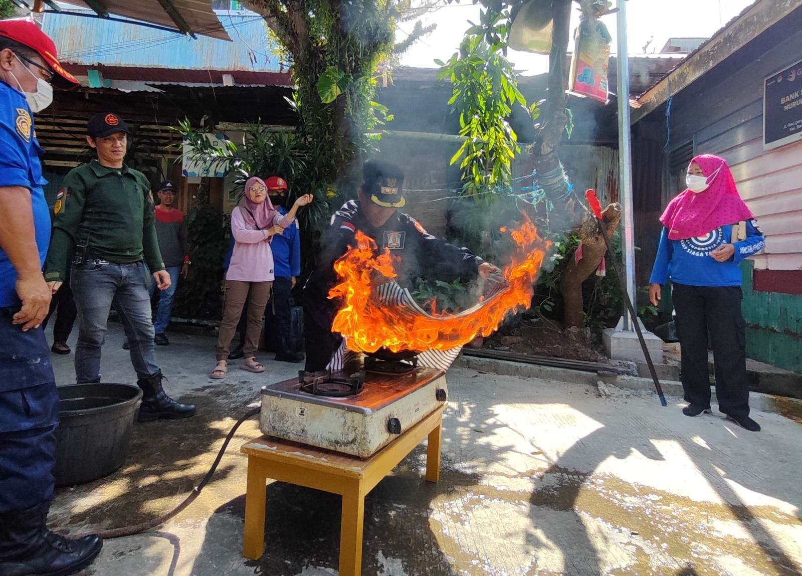 PT Kilang Pertamina Internasional (KPI) Unit Balikpapan mengadakan pelatihan dan simulasi ground water tank, pemadaman api ringan dan berat. Pelatihan ini bertempat di halaman Langgar Nurul Aman RT 20, Kelurahan Baru Tengah, Kecamatan Balikpapan Barat, Minggu 24 Desember 2023.