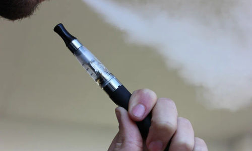 Pengenaan pajak rokok untuk rokok elektrik yang rencananya diberlakukan pada 2024 menuai protes keras dari kalangan pengusaha yang tergabung dalam Aliansi Pengusaha Penghantar Nikotin Elektrik Indonesia (APPNINDO). 