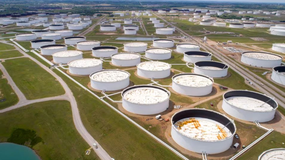 Harga minyak turun di awal perdagangan Asia pada hari Rabu, memangkas kenaikan kuat dari sesi sebelumnya karena perusahaan pelayaran besar mulai kembali ke Laut Merah meskipun serangan terus berlanjut dan meningkatnya ketegangan di Timur Tengah.