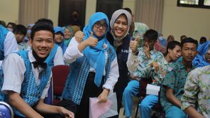Jamkrindo Berikan Bantuan Alat Musik untuk Siswa SLBN Gedangan Jawa Timur