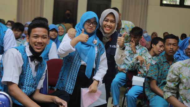 Jamkrindo Berikan Bantuan Alat Musik untuk Pelajar Disabilitas SLBN Gedangan Jawa Timur
