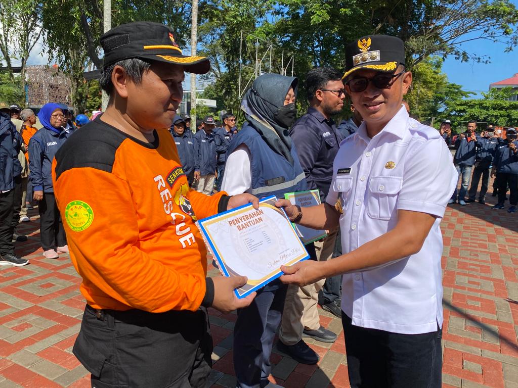 Wali Kota Balikpapan Rahmad Mas'ud saat menerima bantuan dari Kepala Pelaksana BPBD Provinsi Kaltim, Agus Tianur, di Halaman Kantor BPBD Balikpapan, pada hari Rabu (27/12/2023)