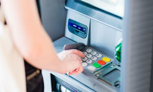 Mau Liburan ke Luar Negeri? Simak Biaya Transaksi ATM Internasional di Destinasi