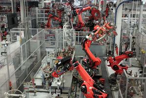 Robot di Pabrik Tesla Ternyata Pernah Serang Karyawan Hingga Cedera Serius