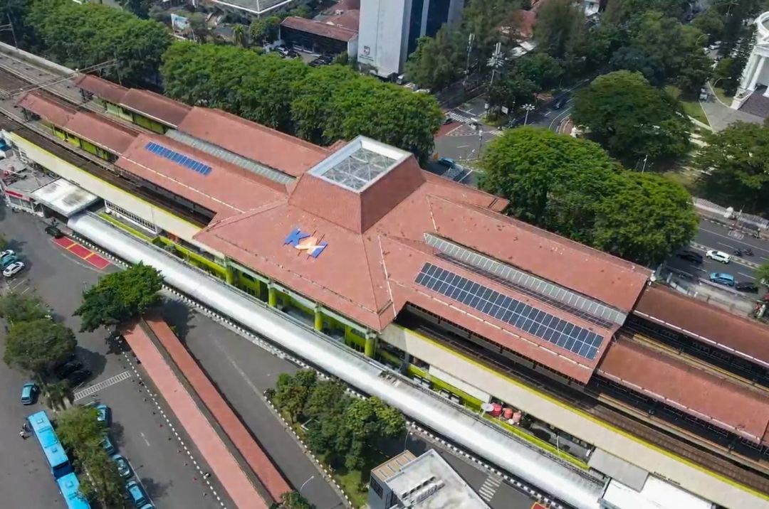 Solar panel di stasiun.jpeg