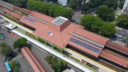 Solar panel di stasiun.jpeg