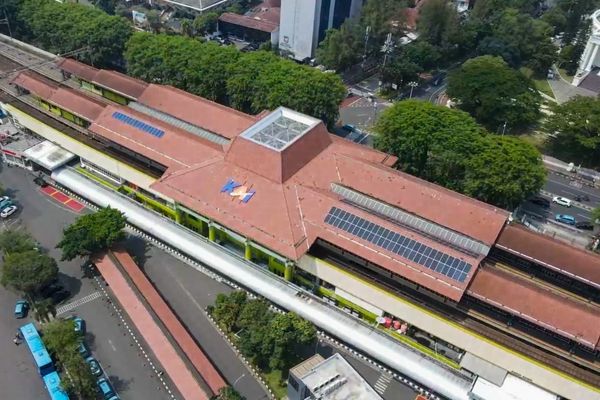 Solar panel di stasiun.jpeg