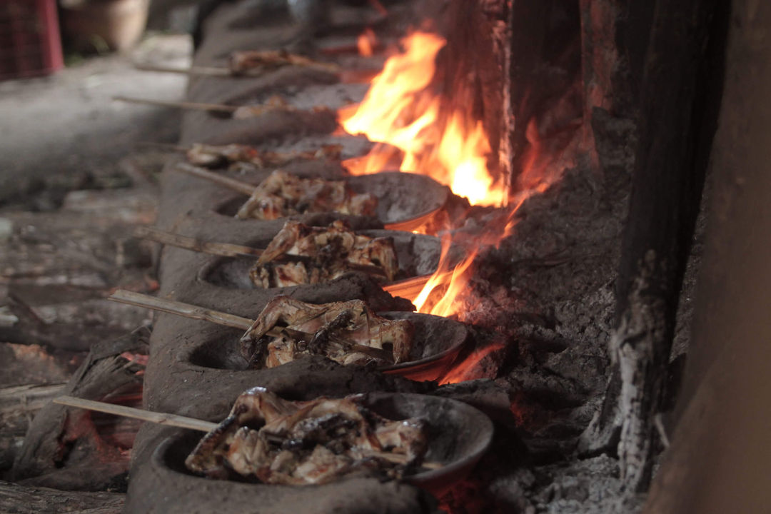 Proses memasak ayam panggang di Gandu