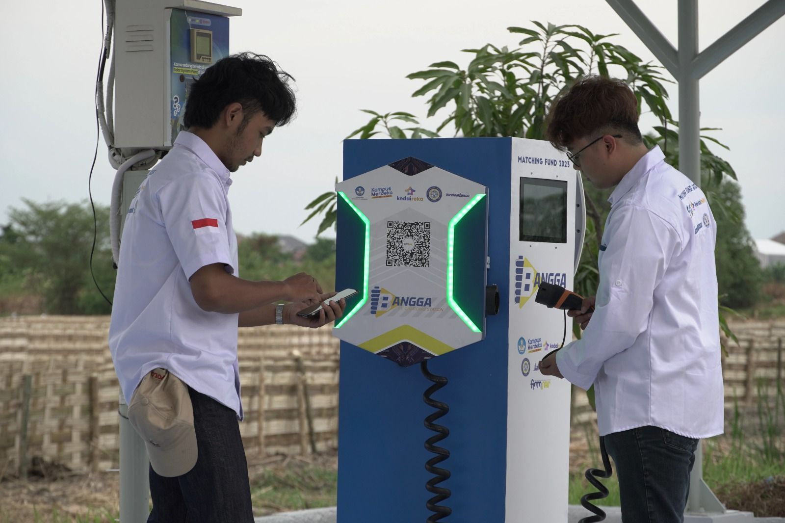 Charging Station kendaraan listrik yang dibangun atas kerjasama FTMM Unair dengan PT Barata Indonesia.