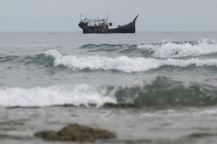 Sebuah perahu kayu yang mengangkut Muslim Rohingya terlihat di lepas pantai Sabang, provinsi Aceh, Indonesia (Reuters/Risk Munawarah)