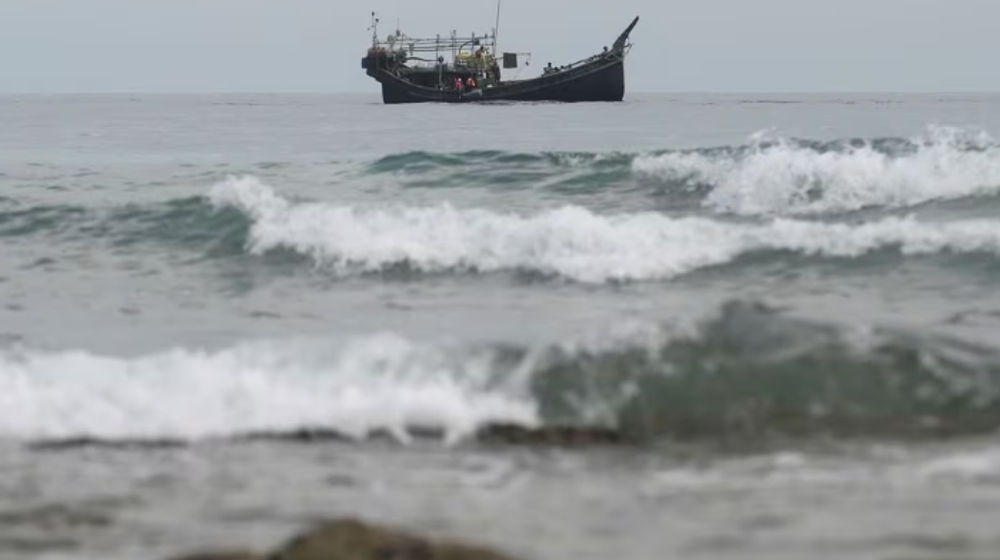 Sebuah perahu kayu yang mengangkut Muslim Rohingya terlihat di lepas pantai Sabang, provinsi Aceh, Indonesia