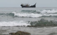 Sebuah perahu kayu yang mengangkut Muslim Rohingya terlihat di lepas pantai Sabang, provinsi Aceh, Indonesia
