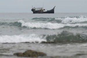 Sebuah perahu kayu yang mengangkut Muslim Rohingya terlihat di lepas pantai Sabang, provinsi Aceh, Indonesia