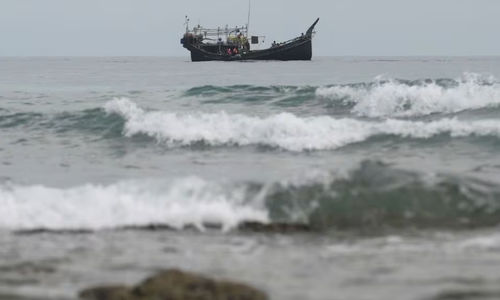 Sebuah perahu kayu yang mengangkut Muslim Rohingya terlihat di lepas pantai Sabang, provinsi Aceh, Indonesia (Reuters/Risk Munawarah)