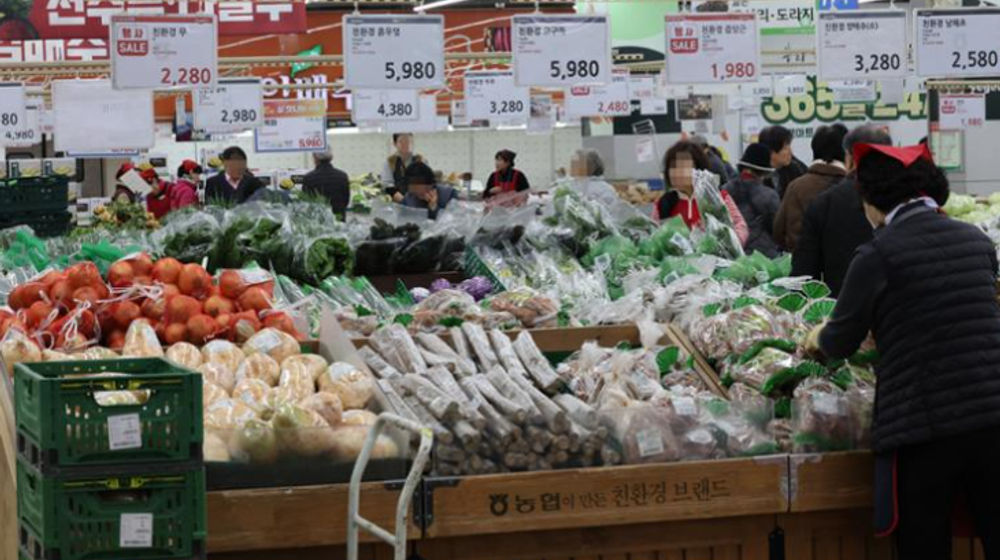 Orang-orang berbelanja di toko rantai diskon besar di Seoul