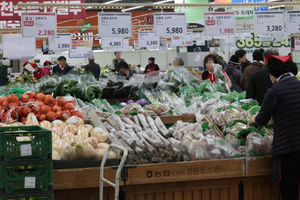 Orang-orang berbelanja di toko rantai diskon besar di Seoul