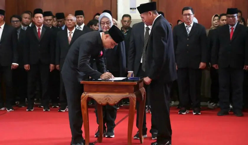 Wali Kota  Surabaya Eri Cahyadi  saat serah terima  kepala dinas