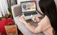 Melakukan perdagangan di platform e-commerce dengan menyelenggarakan live streaming atau yang bisa disebut live commerce adalah hal yang lumrah belakangan ini. 