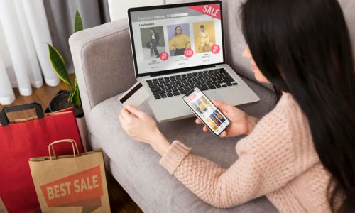 Melakukan perdagangan di platform e-commerce dengan menyelenggarakan live streaming atau yang bisa disebut live commerce adalah hal yang lumrah belakangan ini. 