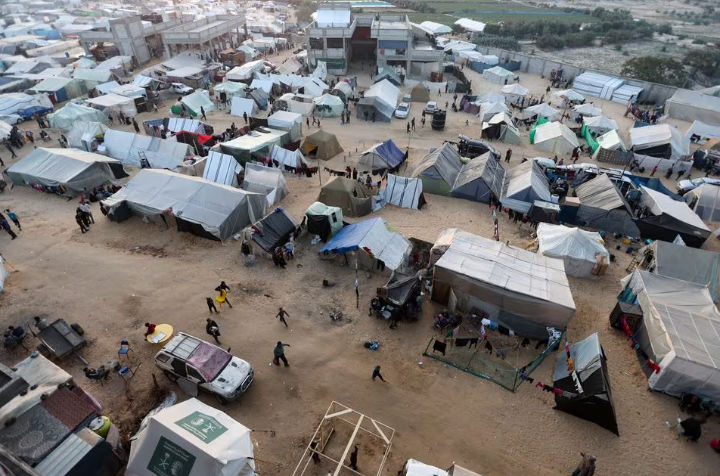 Pengungsi Palestina, yang mengungsi dari rumahnya akibat serangan Israel, berlindung di sebuah kamp tenda (Reuters/Ibrahim Abu Mustafa)