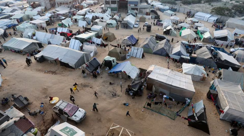 Pengungsi Palestina, yang mengungsi dari rumahnya akibat serangan Israel, berlindung di sebuah kamp tenda