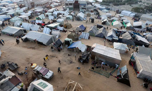 Pengungsi Palestina, yang mengungsi dari rumahnya akibat serangan Israel, berlindung di sebuah kamp tenda