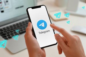 Menggunakan aplikasi chatting, seperti Telegram, tentu saja tidak jarang kita bertemu dengan pengguna dari negara yang berbeda dan bahasa berbeda pula
