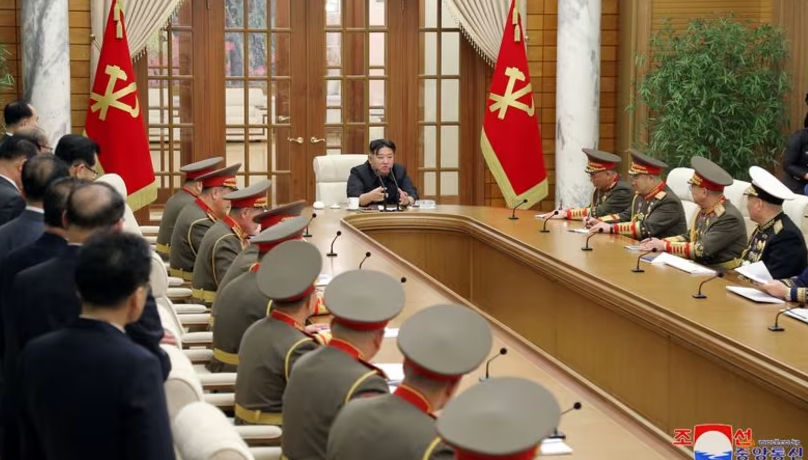 Pemimpin Korea Utara Kim Jong Un bertemu dengan komandan Tentara Rakyat Korea, di markas besar Komite Sentral Partai (KCNA)