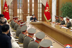 Pemimpin Korea Utara Kim Jong Un bertemu dengan komandan Tentara Rakyat Korea, di markas besar Komite Sentral Partai
