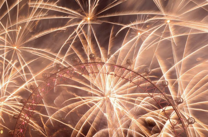 Pemandangan kembang api di atas London Eye untuk menandai perayaan Tahun Baru, di London, Inggris (Reuters/Hollie Adams)