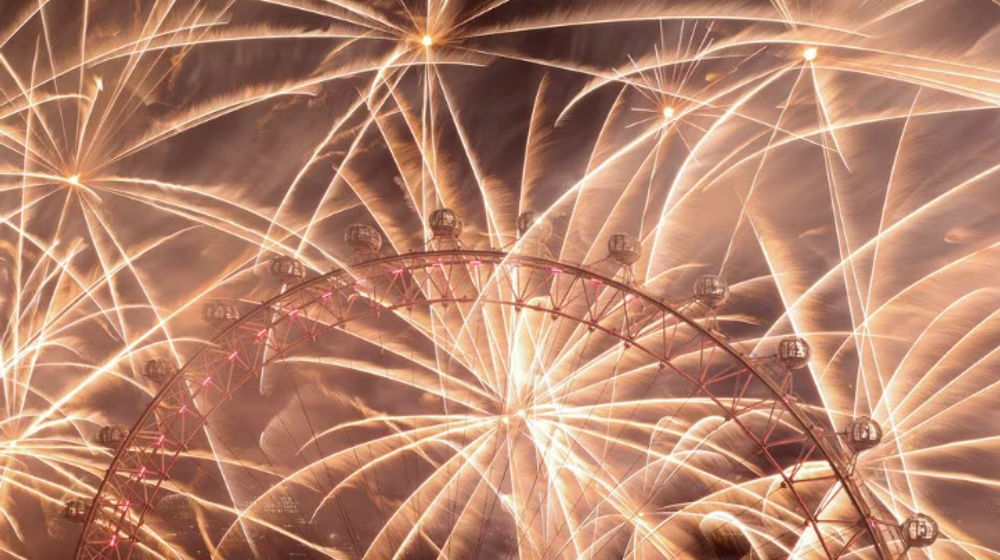 Pemandangan kembang api di atas London Eye untuk menandai perayaan Tahun Baru, di London, Inggris