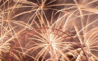 Pemandangan kembang api di atas London Eye untuk menandai perayaan Tahun Baru, di London, Inggris