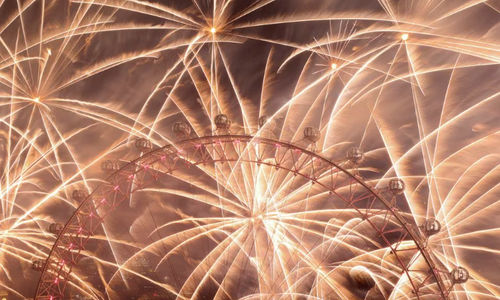 Pemandangan kembang api di atas London Eye untuk menandai perayaan Tahun Baru, di London, Inggris