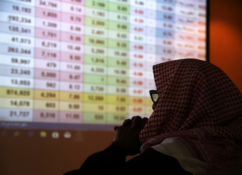 Seorang pedagang Saudi memantau saham di pasar saham Saudi di Riyadh, Arab Saudi