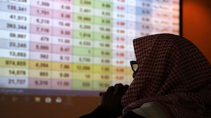 Seorang pedagang Saudi memantau saham di pasar saham Saudi di Riyadh, Arab Saudi