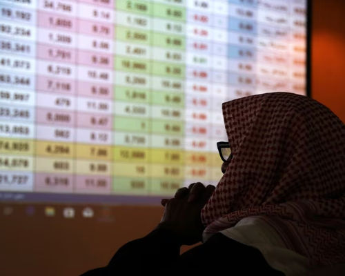 Seorang pedagang Saudi memantau saham di pasar saham Saudi di Riyadh, Arab Saudi