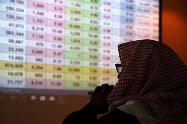 Seorang pedagang Saudi memantau saham di pasar saham Saudi di Riyadh, Arab Saudi