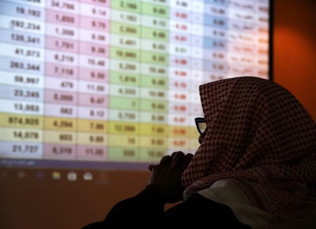 Seorang pedagang Saudi memantau saham di pasar saham Saudi di Riyadh, Arab Saudi (Reuters/Ahmed Yosri)