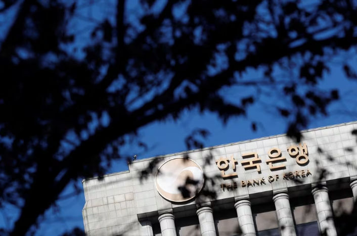 Logo Bank of Korea terlihat di Seoul, Korea Selatan (Reuters/Kim Hong-Ji)