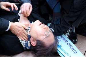 Pemimpin Oposisi Korea Selatan Alami penikaman.png